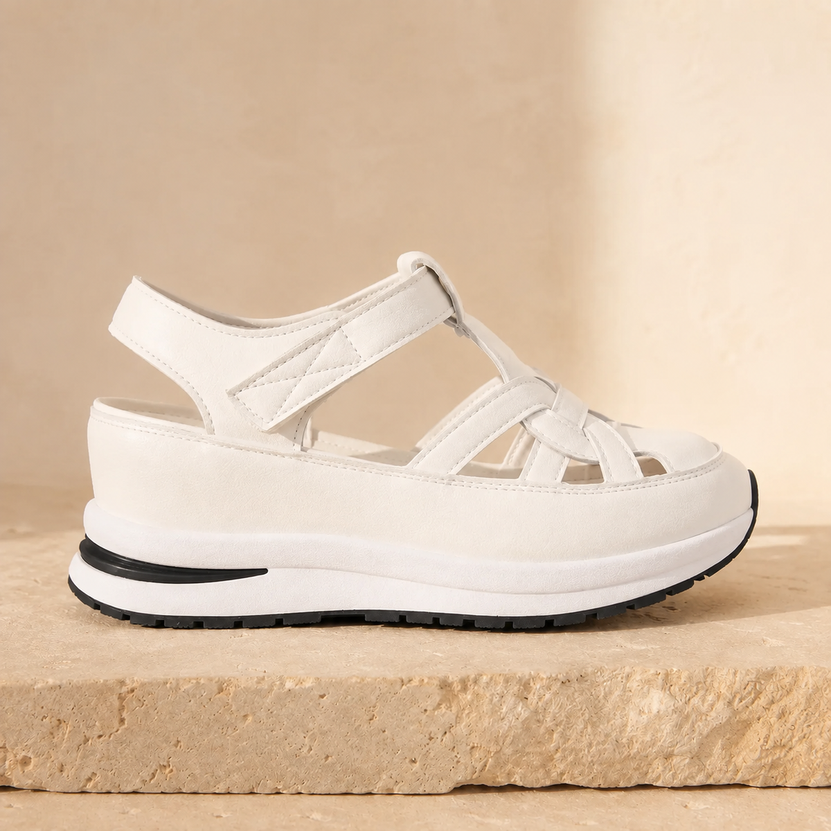 Women sandals with platform sole and adjustable strap