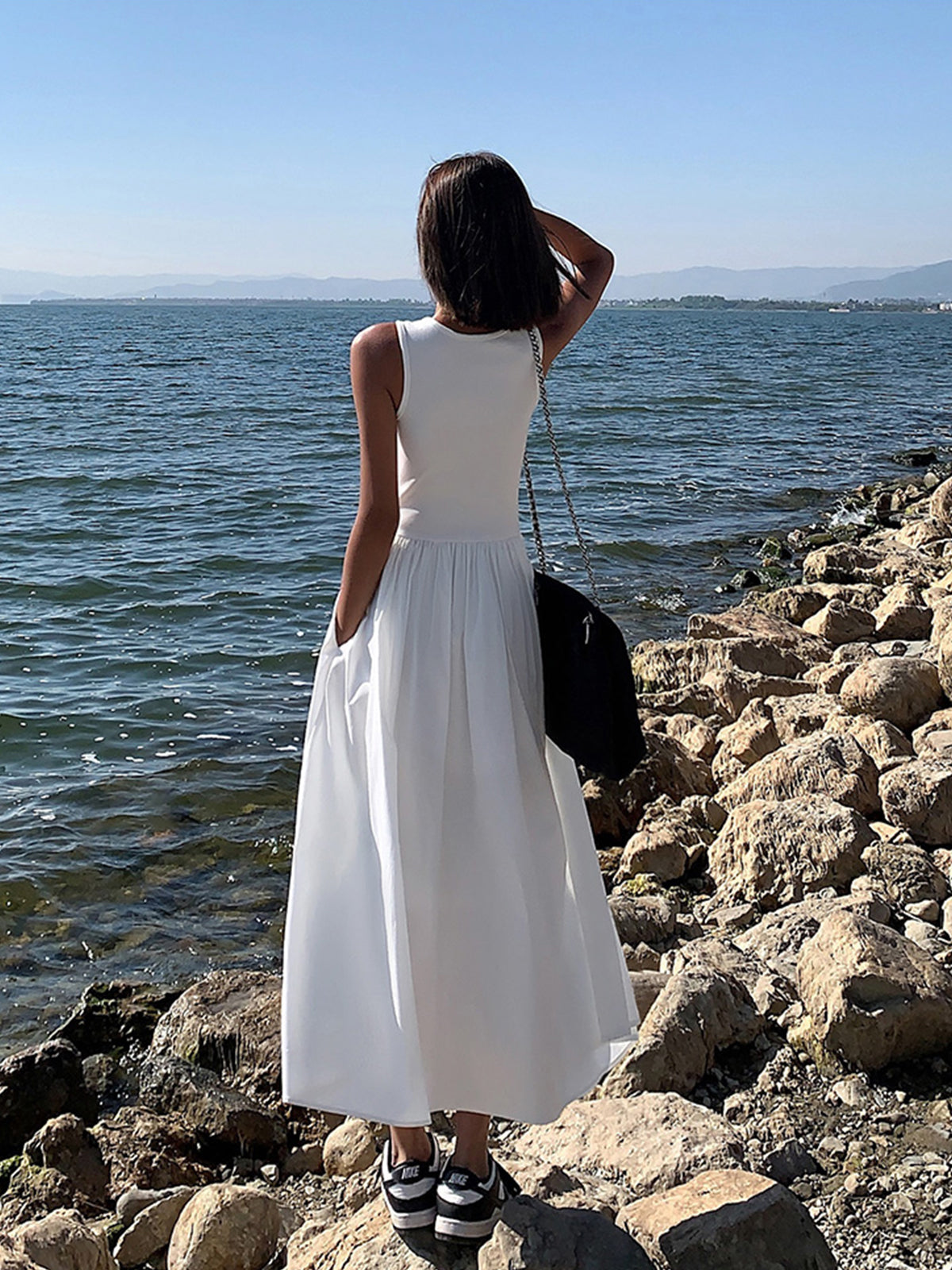 Sleeveless maxi dresses for women with crew neck and gathered skirt