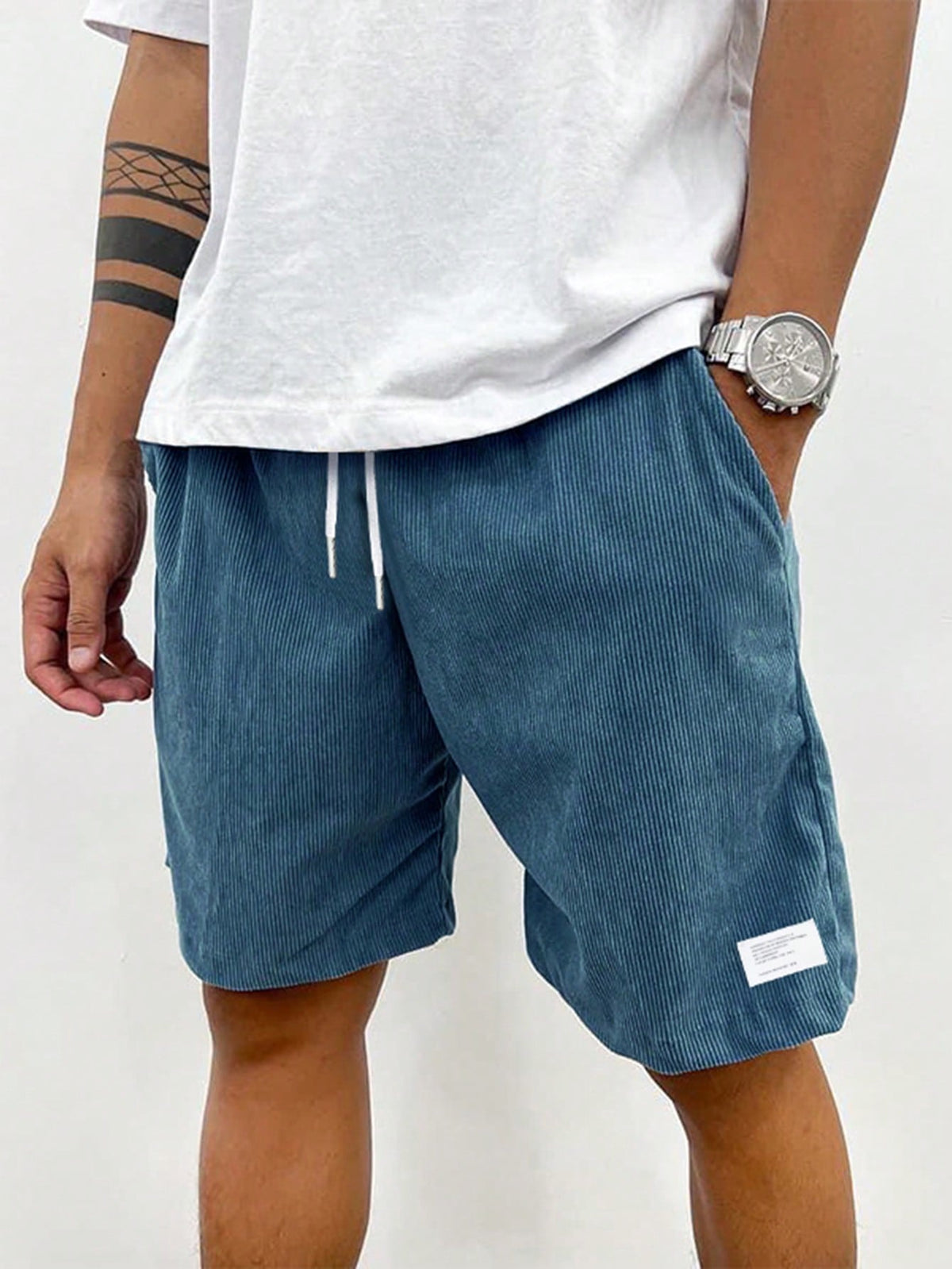 Mens shorts with drawstring waist and side pockets, relaxed fit