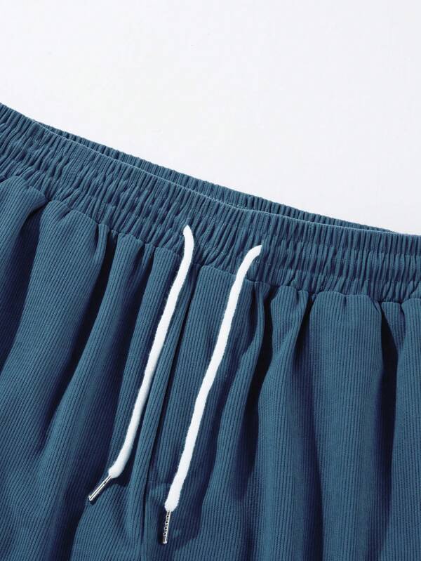 Mens shorts with drawstring waist and side pockets, relaxed fit