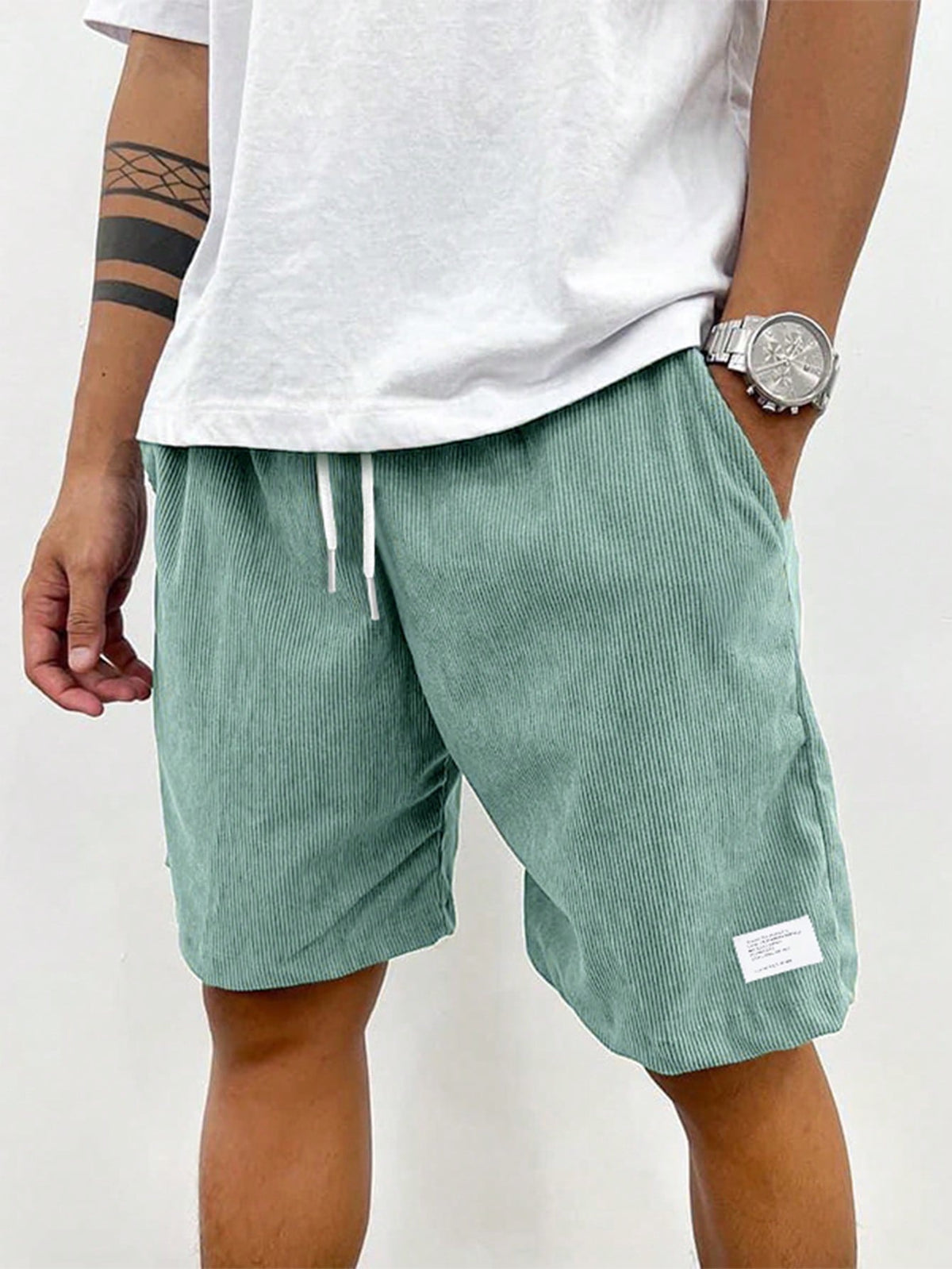 Mens shorts with drawstring waist and side pockets, relaxed fit