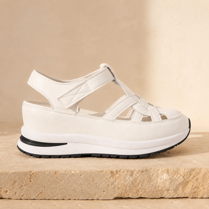 Women sandals with platform sole and adjustable strap