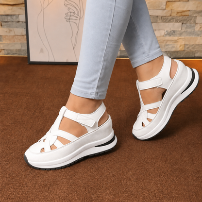 Women sandals with platform sole and adjustable strap