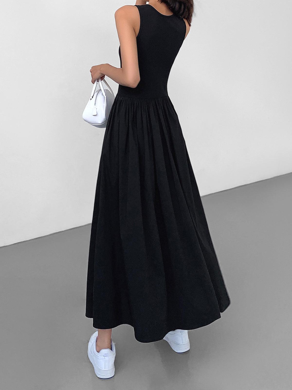 Sleeveless maxi dresses for women with crew neck and gathered skirt