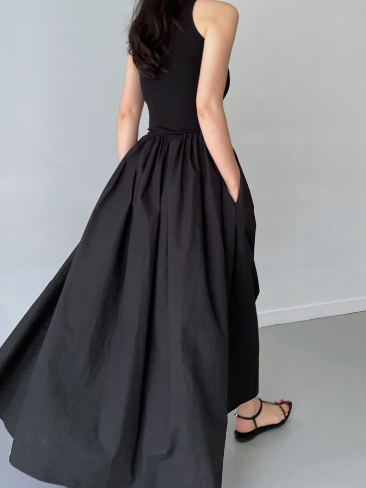 Sleeveless maxi dresses for women with crew neck and gathered skirt