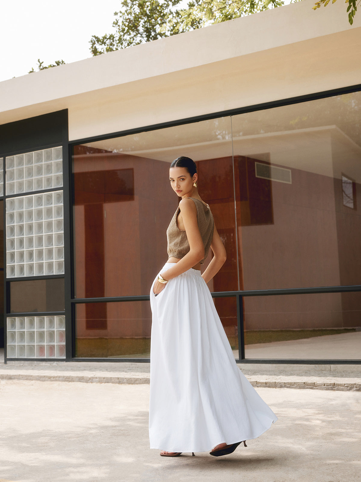 Pleated maxi skirt for women with high waist and side pockets