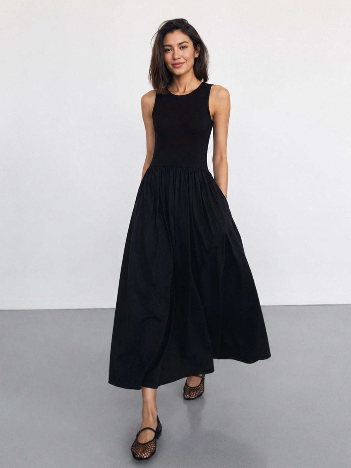 Sleeveless maxi dresses for women with crew neck and gathered skirt