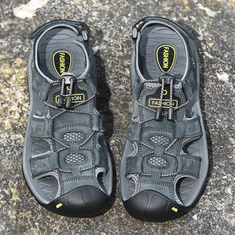 Men sandals with closed toe, toggle lace fastening and chunky tread sole