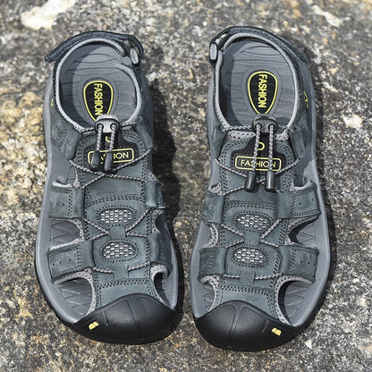 Men sandals with closed toe, toggle lace fastening and chunky tread sole