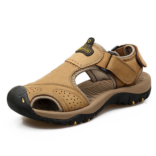Men sandals with closed toe, toggle lace fastening and chunky tread sole