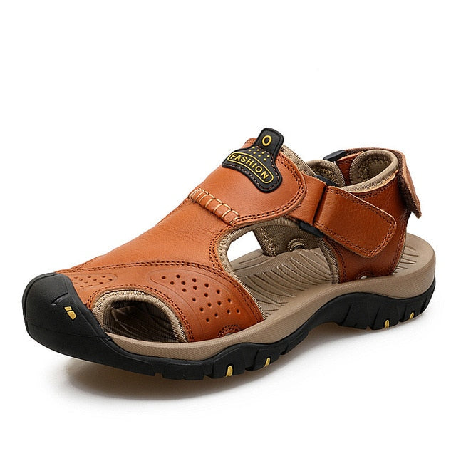 Men sandals with closed toe, toggle lace fastening and chunky tread sole