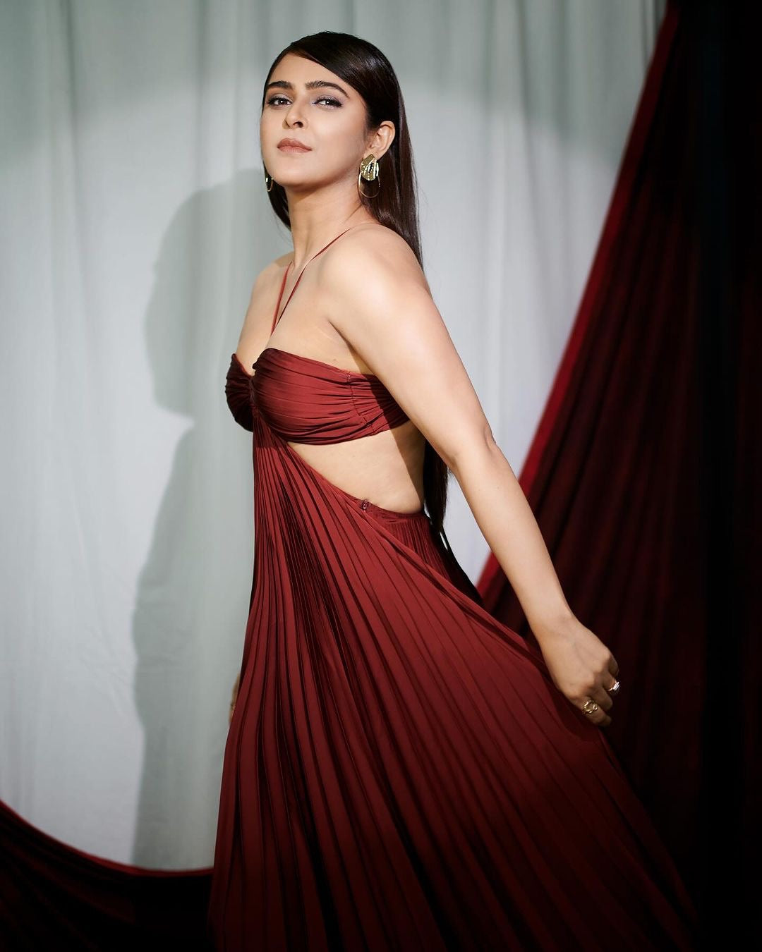 Pleated maxi dresses for women with halter neck and cut out waist