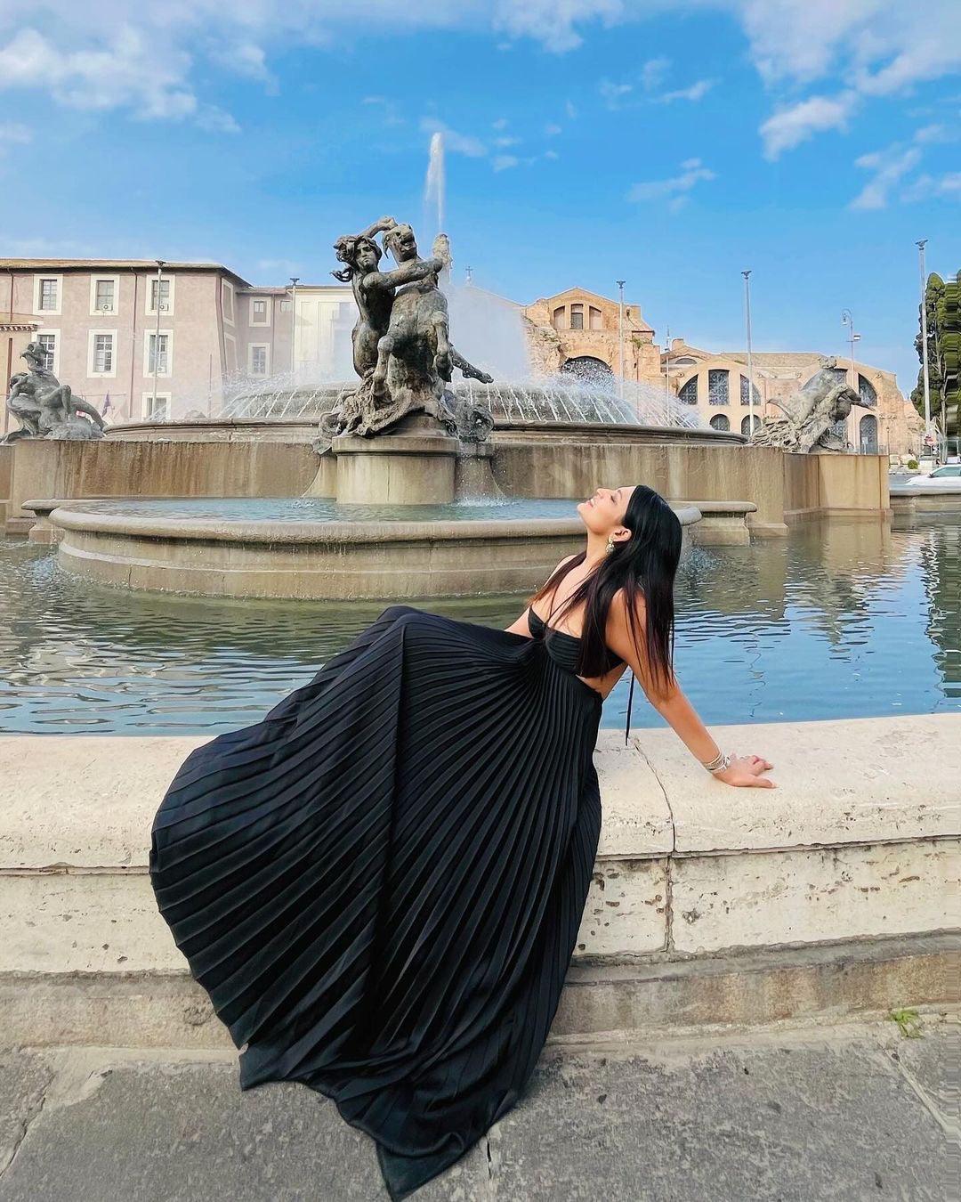 Pleated maxi dresses for women with halter neck and cut out waist