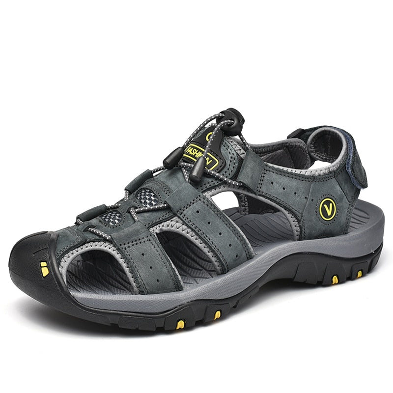 Men sandals with closed toe, toggle lace fastening and chunky tread sole