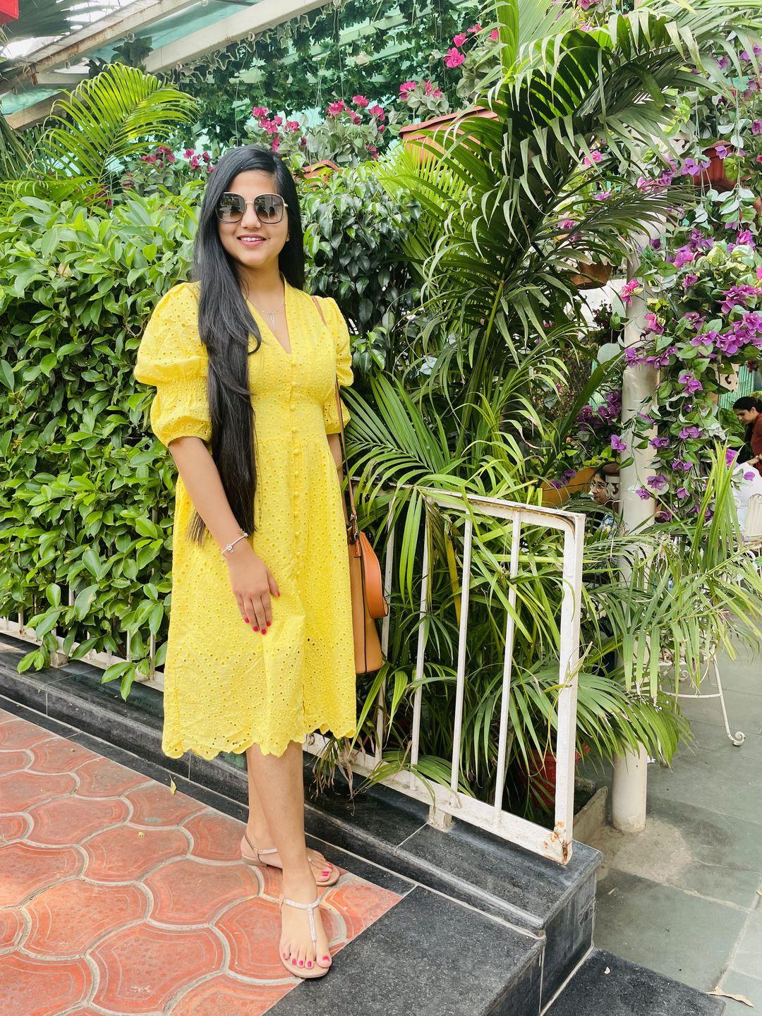 Summer dresses for women, eyelet midi dress with v-neck and puff sleeves