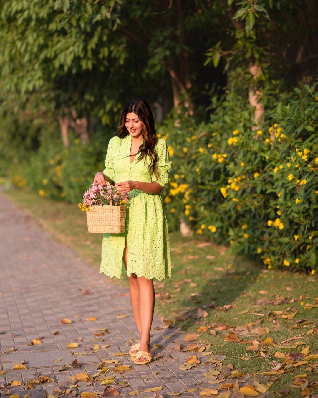 Summer dresses for women, eyelet midi dress with v-neck and puff sleeves