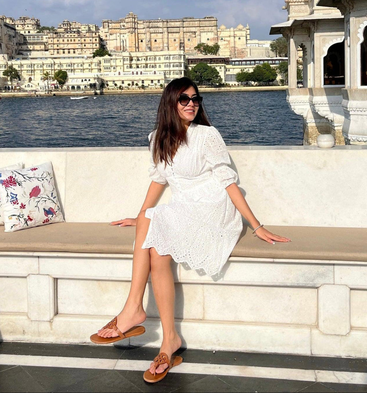 Summer dresses for women, eyelet midi dress with v-neck and puff sleeves