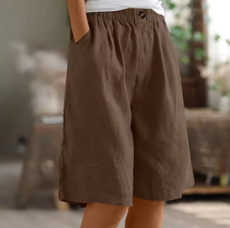 Womens shorts with elastic waist and pockets, knee length