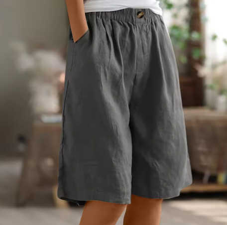 Womens shorts with elastic waist and pockets, knee length