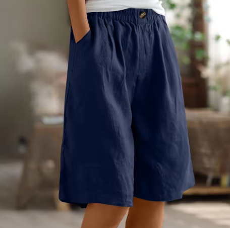 Womens shorts with elastic waist and pockets, knee length