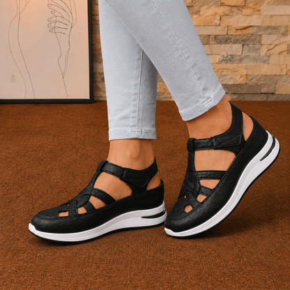 Women sandals with platform sole and adjustable strap