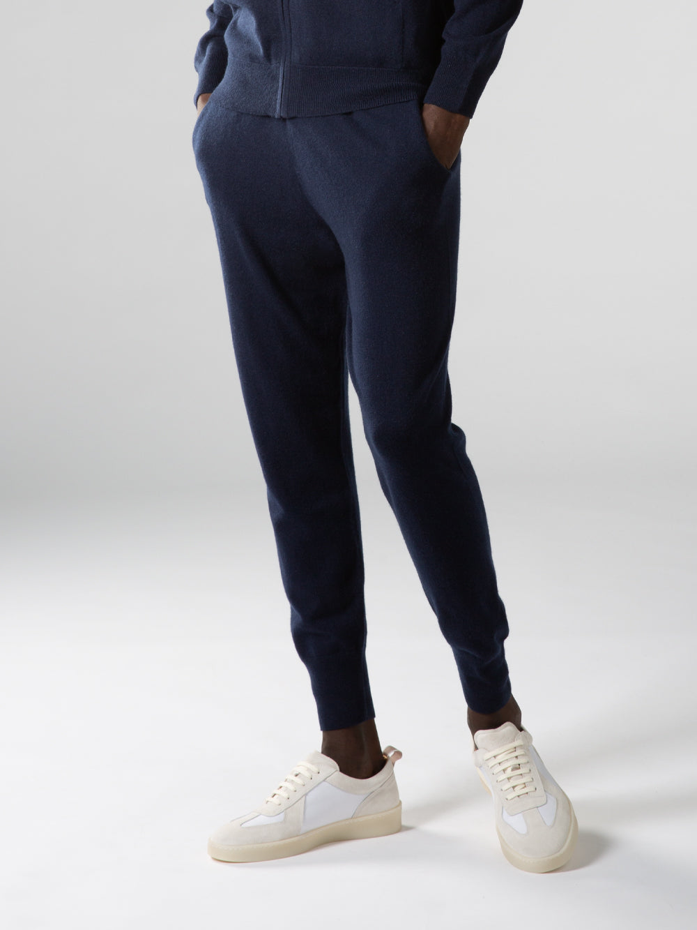 Men's slim tapered track pants with side pockets, drawstring waist and ribbed cuffs