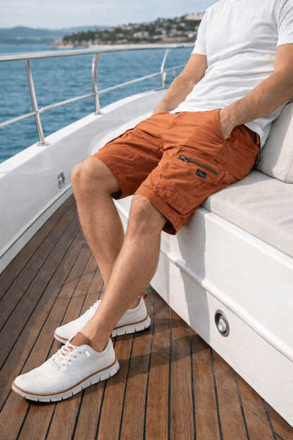Mens shorts with cargo pockets, relaxed fit and zip fly