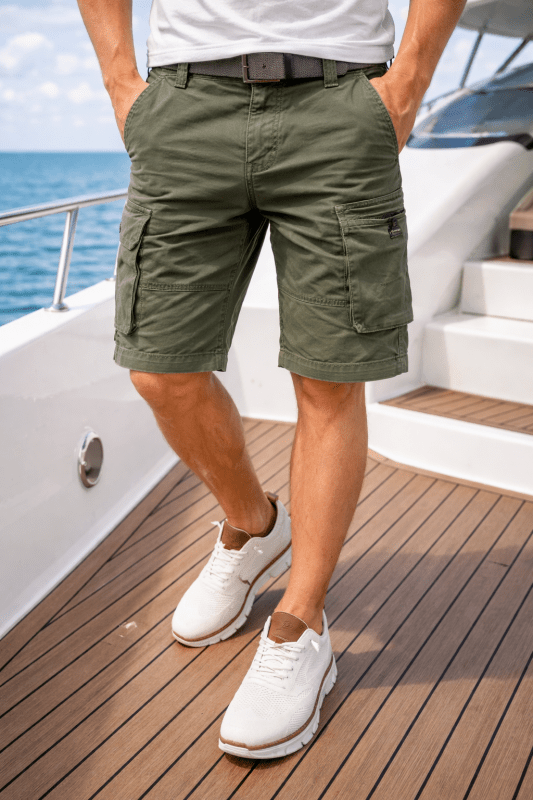 Mens shorts with cargo pockets, relaxed fit and zip fly