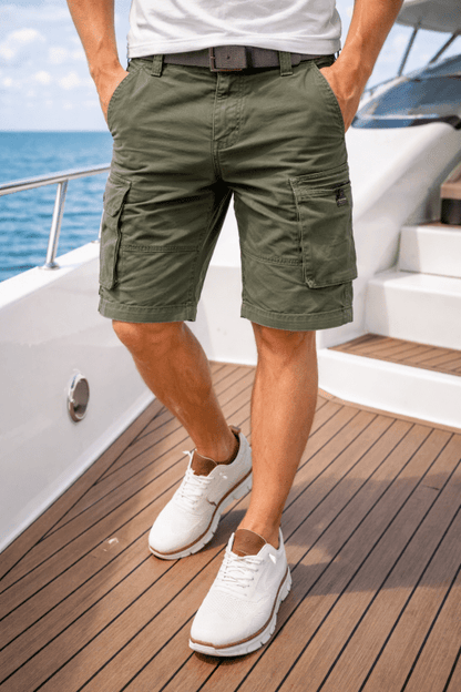 Mens shorts with cargo pockets, relaxed fit and zip fly