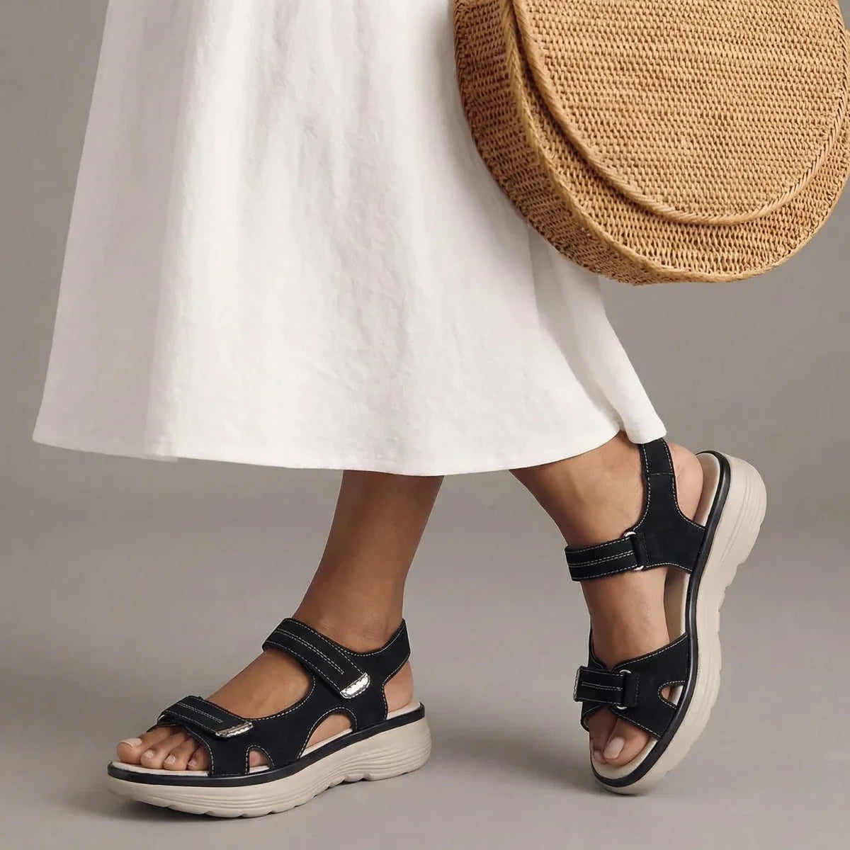 Women sandals with adjustable straps and chunky sole