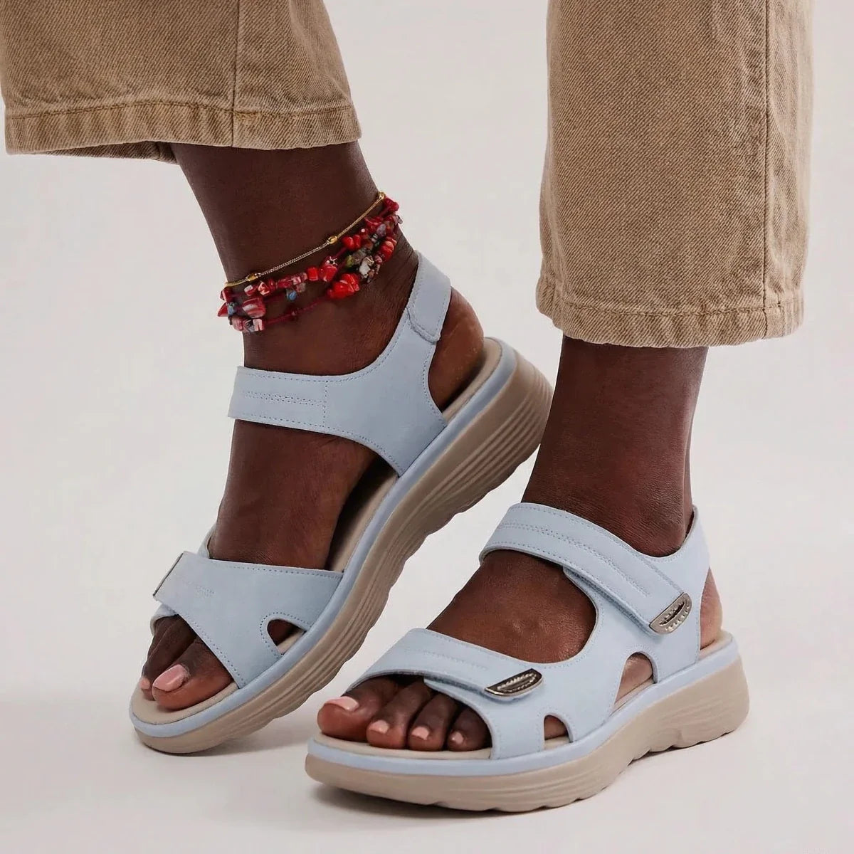 Women sandals with adjustable straps and chunky sole