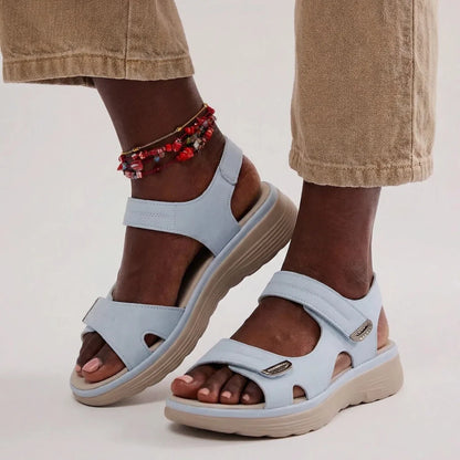 Women sandals with adjustable straps and chunky sole
