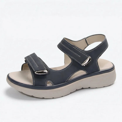 Women sandals with adjustable straps and chunky sole