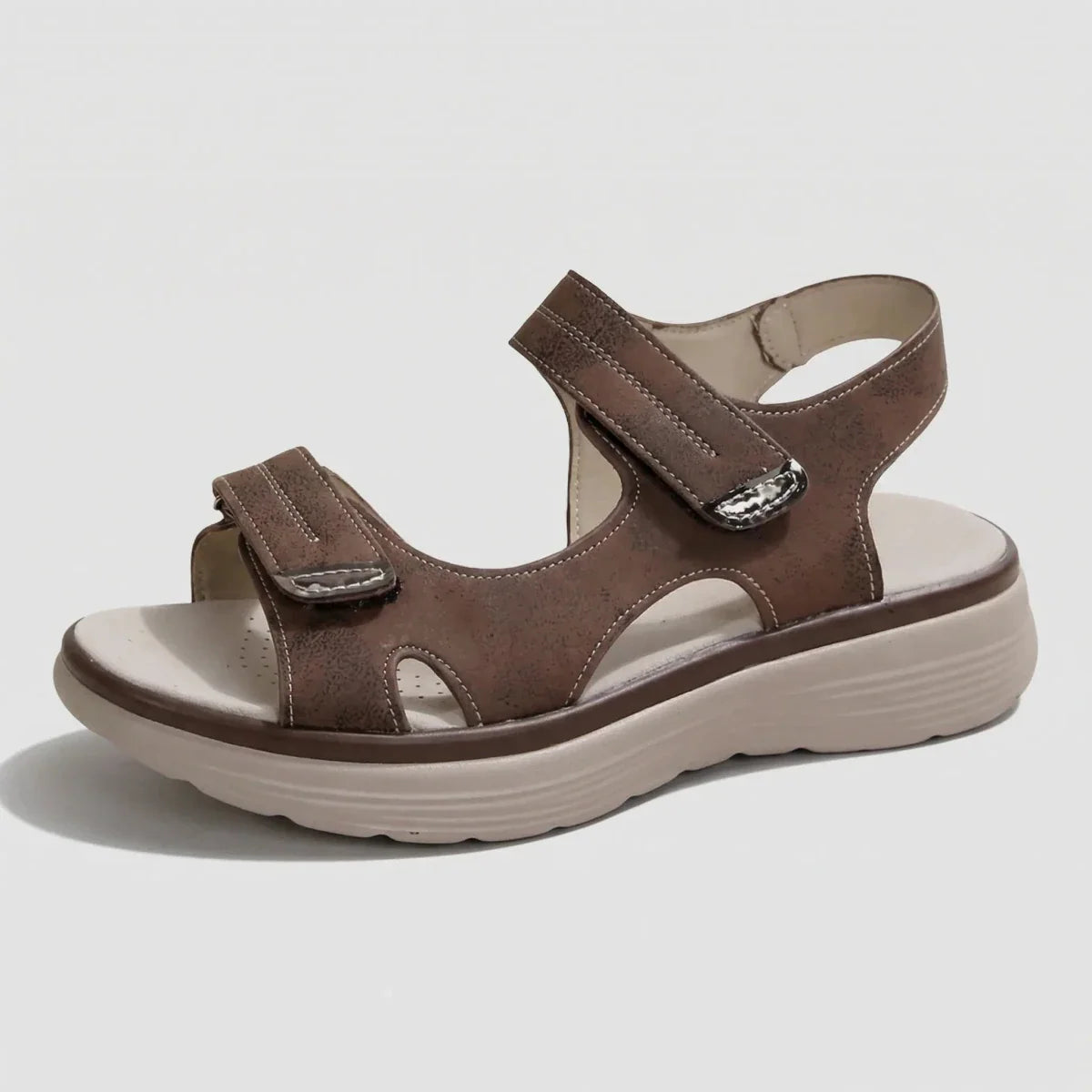 Women sandals with adjustable straps and chunky sole