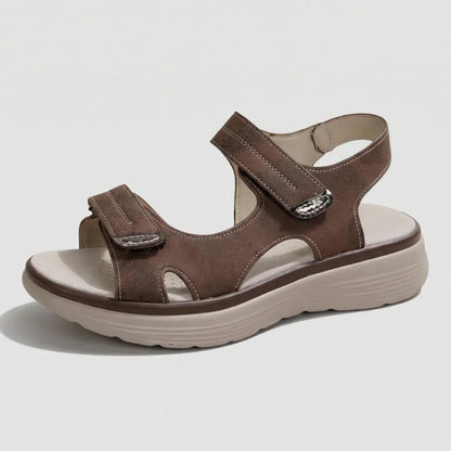 Women sandals with adjustable straps and chunky sole