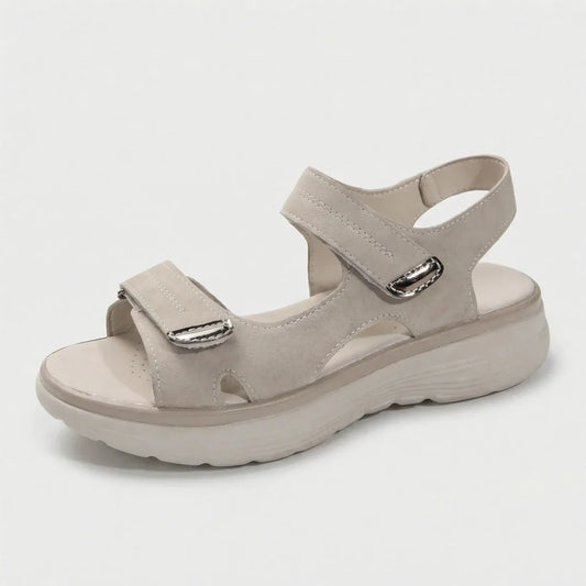 Women sandals with adjustable straps and chunky sole