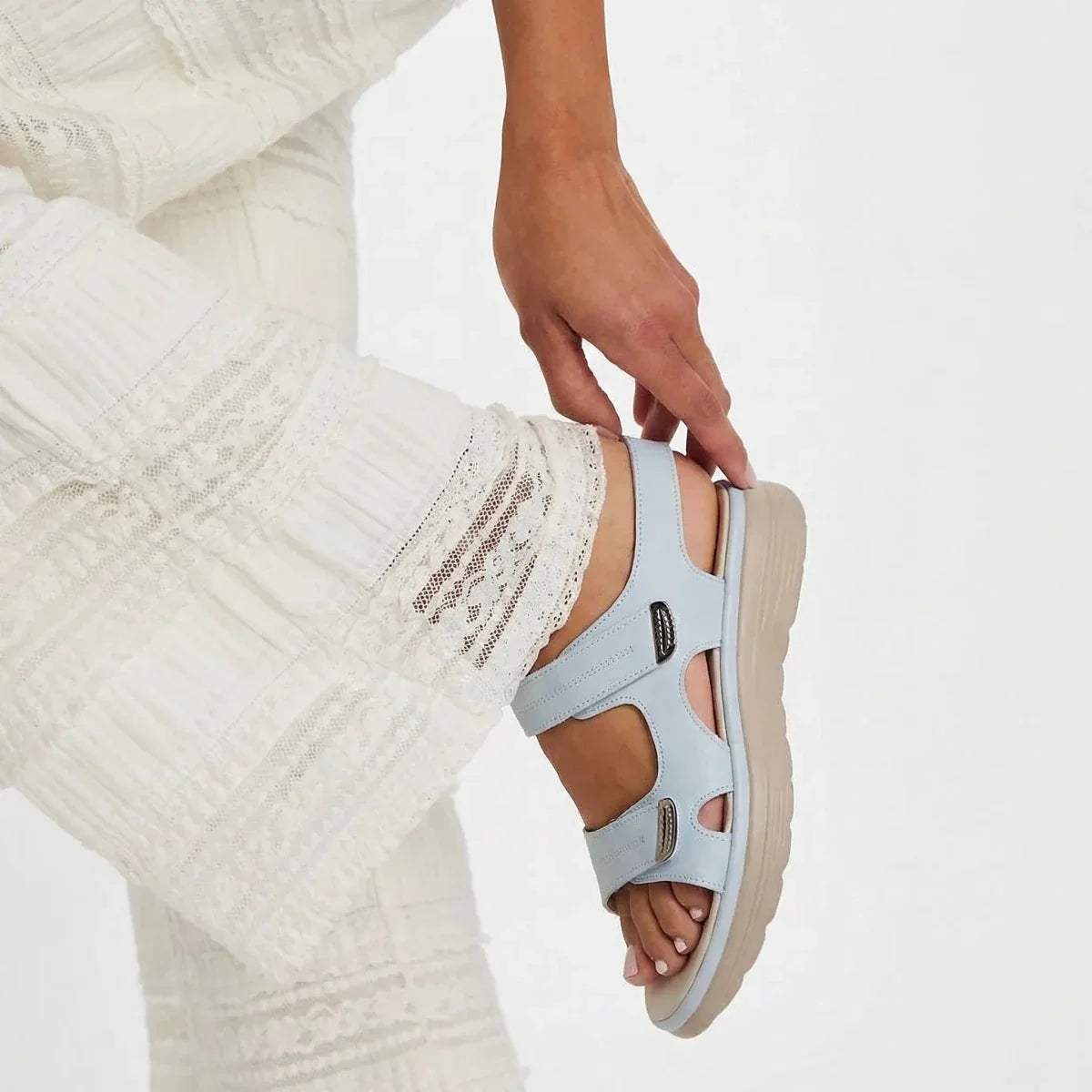 Women sandals with adjustable straps and chunky sole