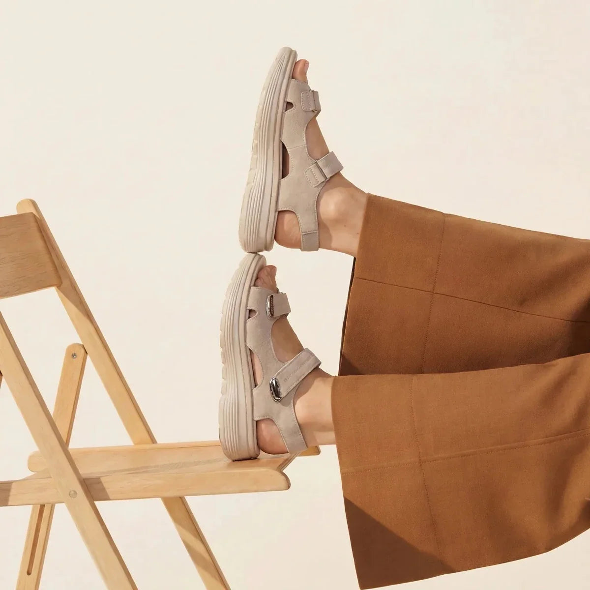 Women sandals with adjustable straps and chunky sole