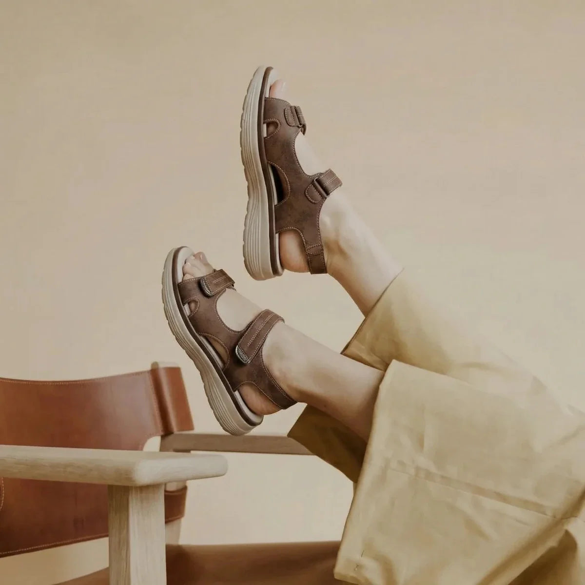 Women sandals with adjustable straps and chunky sole