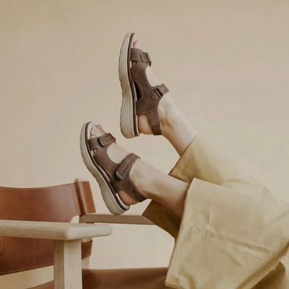 Women sandals with adjustable straps and chunky sole