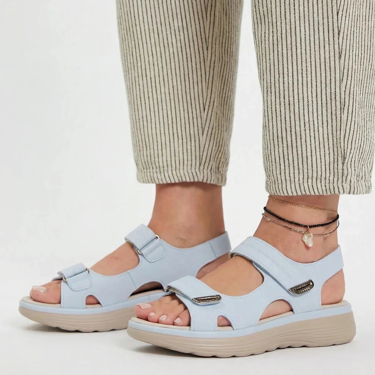Women sandals with adjustable straps and chunky sole