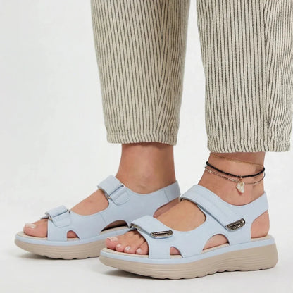 Women sandals with adjustable straps and chunky sole