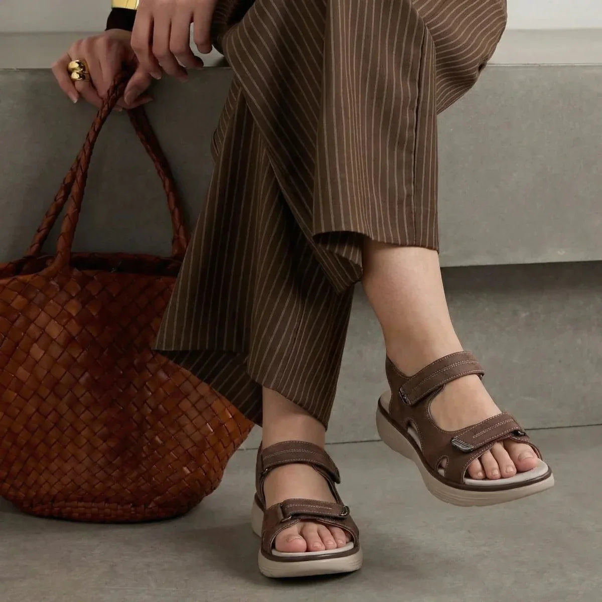 Women sandals with adjustable straps and chunky sole
