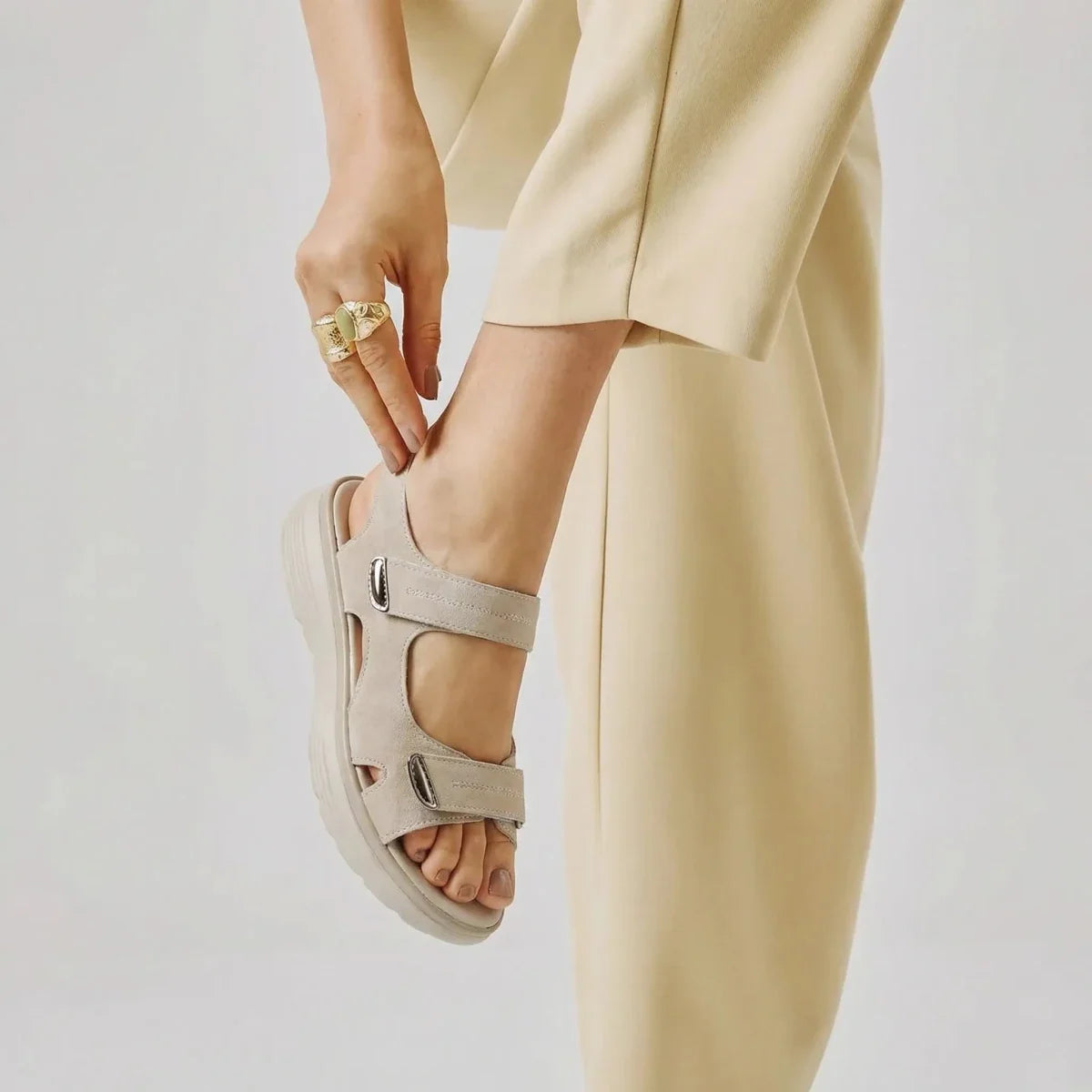 Women sandals with adjustable straps and chunky sole