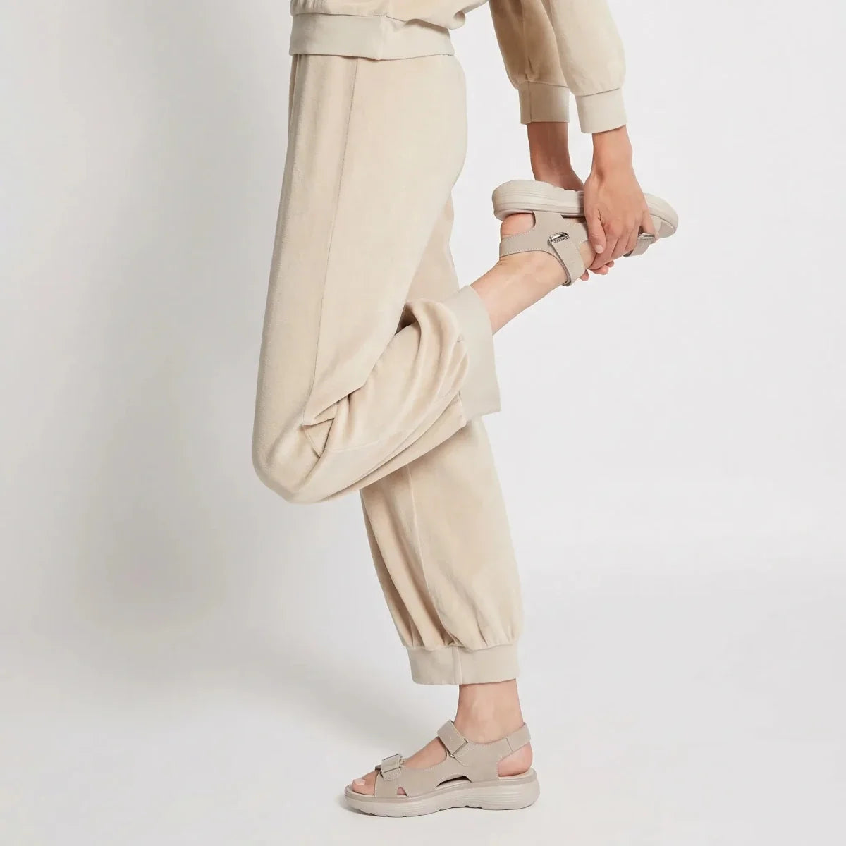 Women sandals with adjustable straps and chunky sole