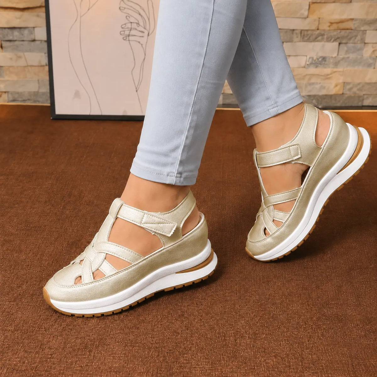 Women sandals with platform sole and adjustable strap