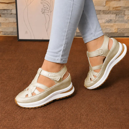 Women sandals with platform sole and adjustable strap